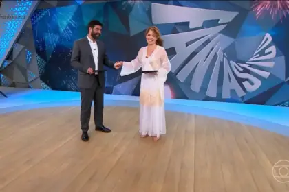 Poliana Abritta sorrir e dar as mãos para Rodrigo Carvalho no cenário do Fantástico
