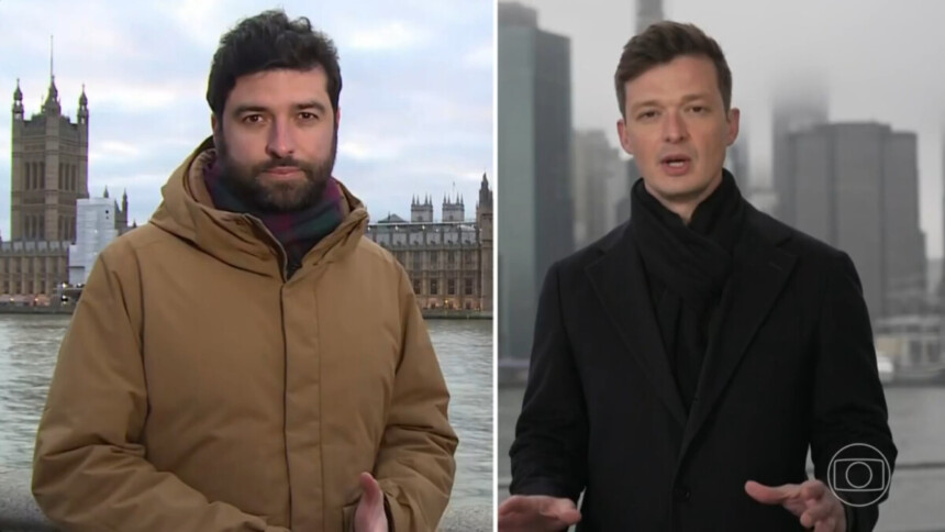 Rodrigo Carvalho divide tela com Felipe Santana em transmissão da Globo. Ambos estão com roupas de frio