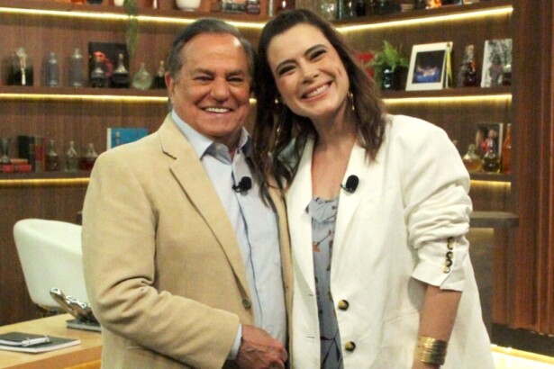 Ronnie Von e Michelle Loreto, em foto posada e sorridente, no cenário do Companhia Certa