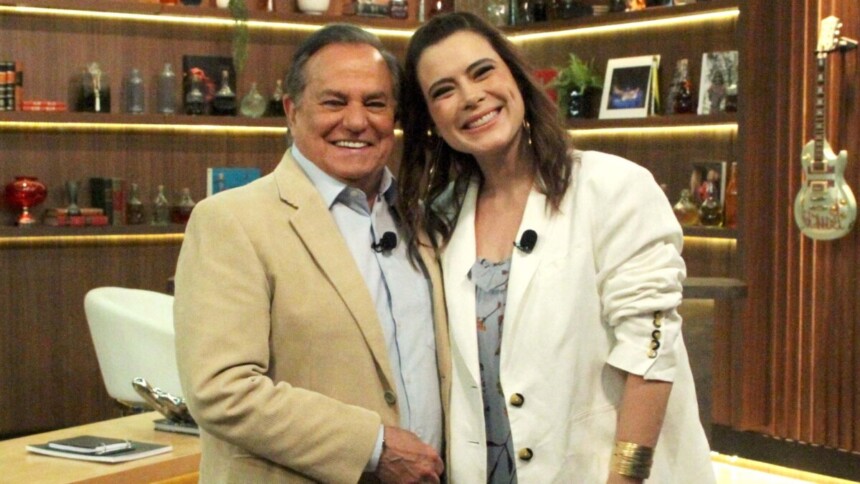 Ronnie Von e Michelle Loreto, em foto posada e sorridente, no cenário do Companhia Certa
