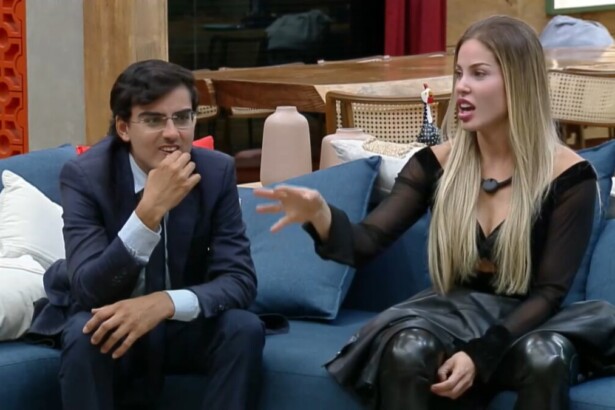 Dudu e Saory sentados no sofá de A Fazenda 17