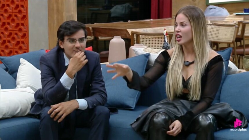 Dudu e Saory sentados no sofá de A Fazenda 17