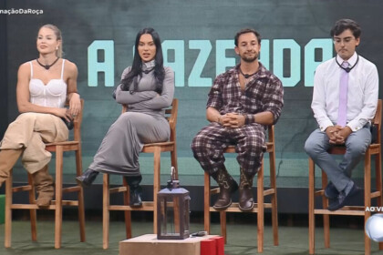 Saory, Tàmires, Mesquita e Dudu sentados no banquinho da Roça