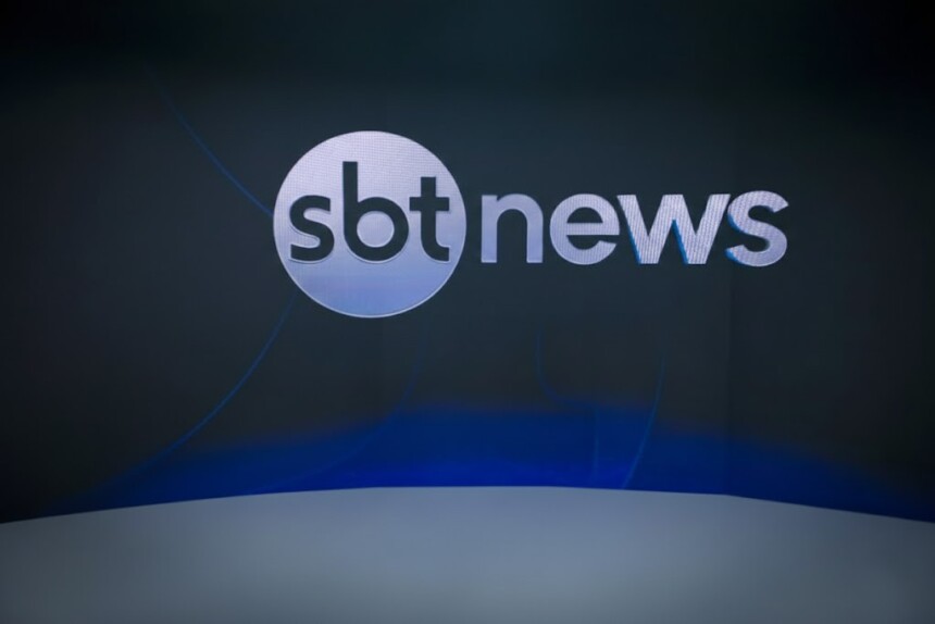 Logo do SBT News em um dos telões do novo cenário da emissora. O logo é prateado
