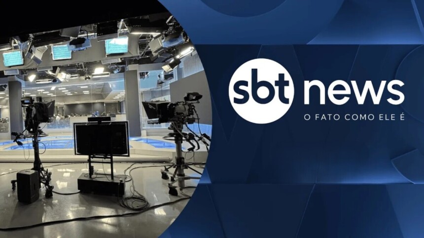 Logo do SBT News ao lado da redação do novo canal de notícias