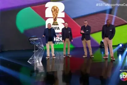 Galvão Bueno ao lado de Thiago Leifert, Wallace Neguerê e Mauro Beting no cenário do sorteio da Copa do Mundo no SBT