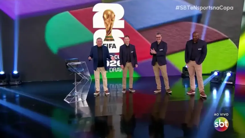 Galvão Bueno ao lado de Thiago Leifert, Wallace Neguerê e Mauro Beting no cenário do sorteio da Copa do Mundo no SBT