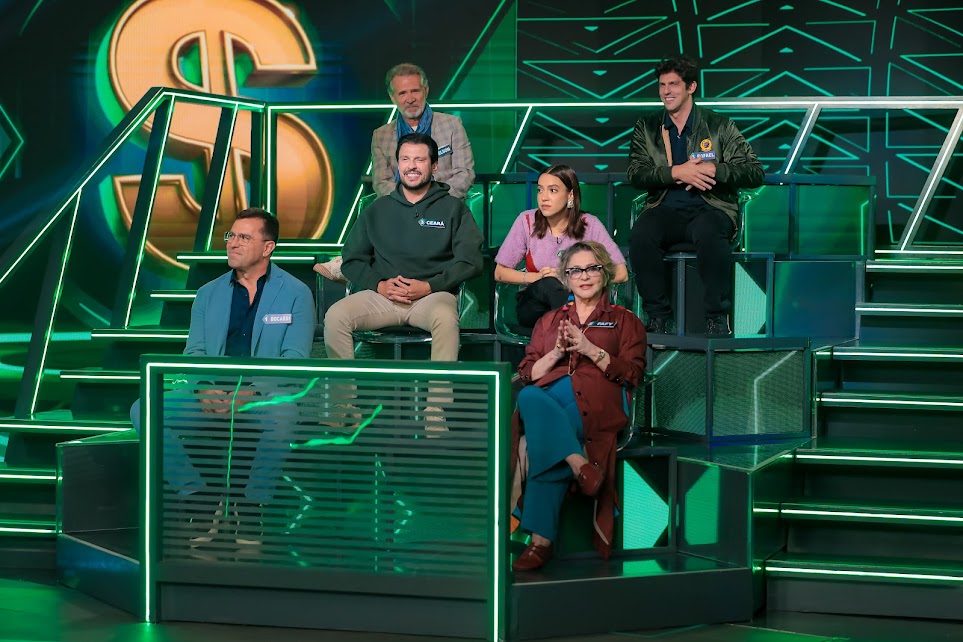Elenco da nova temporada do Show do Milhão sentado na plateia