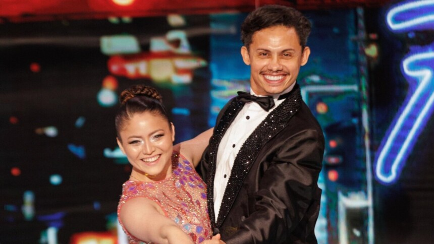 Silvero Pereira e Thais Sousa dançando valsa na final da Dança dos Famosos