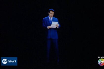 Silvio Santos de holograma IA lendo a carta no palco da estreia do SBT News