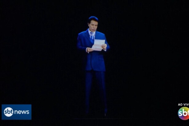 Silvio Santos de holograma IA lendo a carta no palco da estreia do SBT News