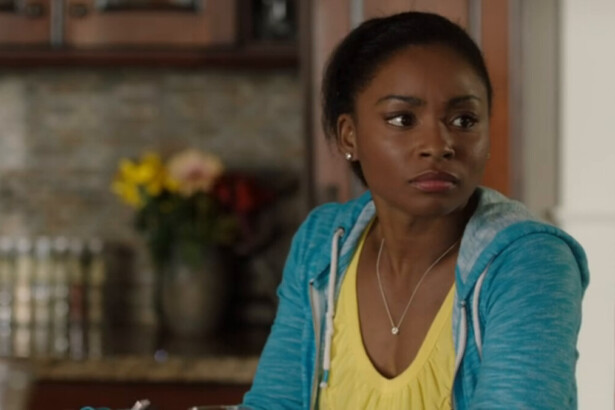 Simone Biles olha para a direita em cena do filme A História de Simone Biles – Coragem Para Vencer