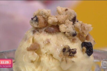 Sorvete de Panetone com Rum dentro de uma tigela de vidro na bancada do Mais Você