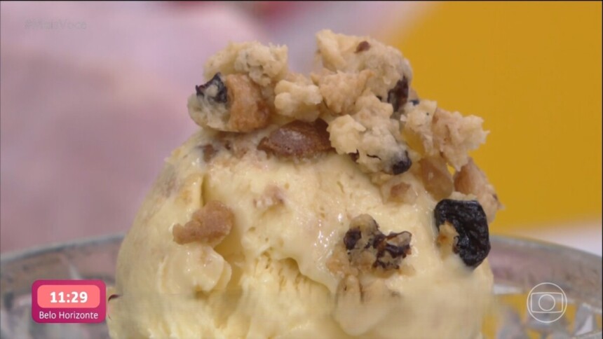 Sorvete de Panetone com Rum dentro de uma tigela de vidro na bancada do Mais Você