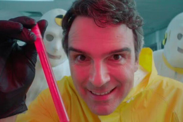 Tadeu Schmidt caracterizada como cientista na primeira chamada do BBB 26