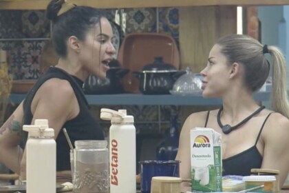 Tàmires e Saory em trecho de discussão na cozinha de A Fazenda