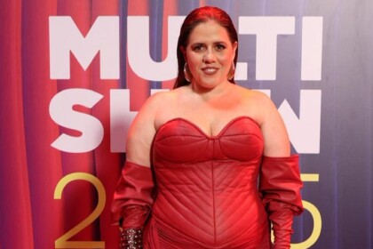 Tati Machado com seu look vermelho no Prêmio Multishow