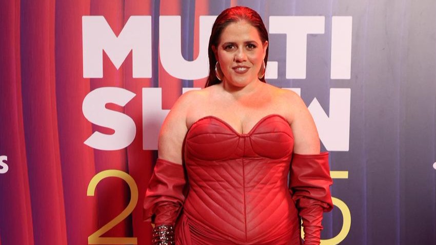 Tati Machado com seu look vermelho no Prêmio Multishow