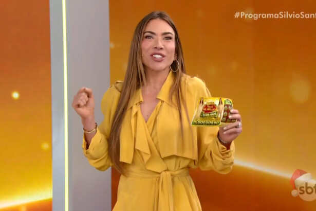 Patricia Abravanel sorrir e segura o bilhete da Tele Sena de Natal no 4º sorteio
