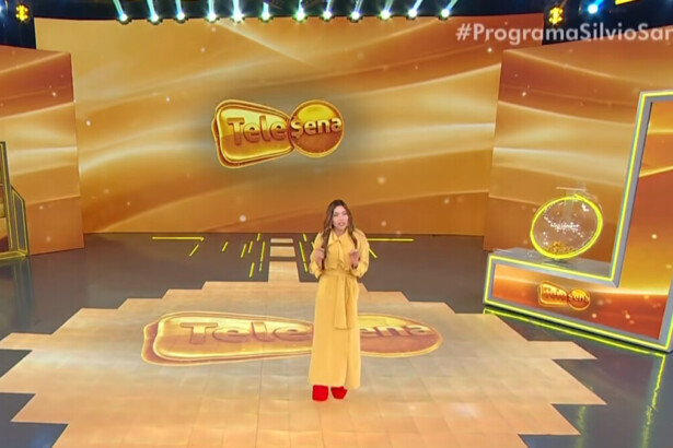 Patricia Abravanel no centro do palco do 3º sorteio da Tele sena de Natal com o cenário todo dourado
