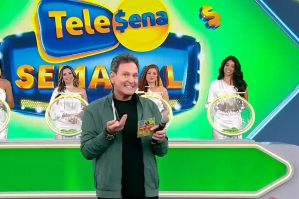 Luís Ricardo segura bilhete da edição 82 da Tele Sena Semanal no cenário da atração que está verde