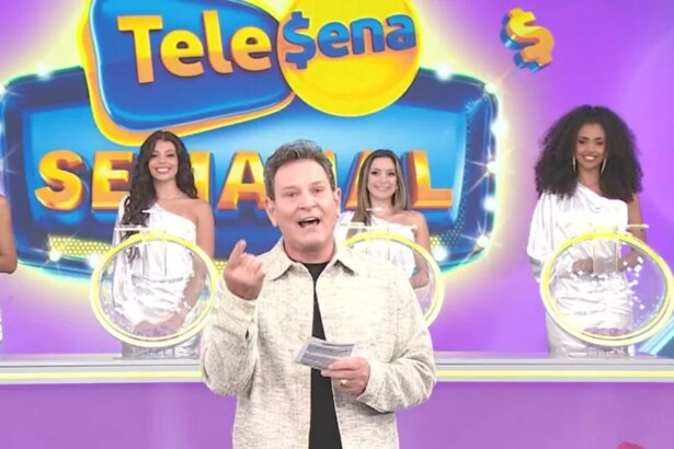 Luis Ricardo segura bilhete da Tele Sena Semanal edição 83 no cenário lilás