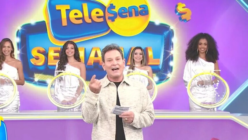 Luis Ricardo segura bilhete da Tele Sena Semanal edição 83 no cenário lilás