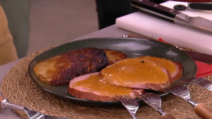 Prato montado com Tender com molho de mel e laranja da Talitha Morete na bancada do É de Casa