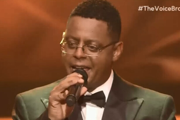 Thiago Garcia se apresentando no palco da final do The Voice Brasil