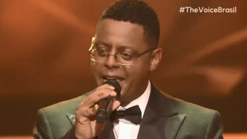 Thiago Garcia se apresentando no palco da final do The Voice Brasil