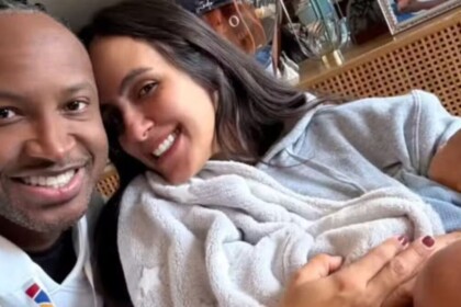 Cantor Thiaguinho, em foto posada abraçando a esposa Carol Peixinho, que segura o bebê Bento, filho do casal