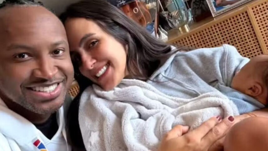 Cantor Thiaguinho, em foto posada abraçando a esposa Carol Peixinho, que segura o bebê Bento, filho do casal