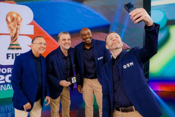 Tiago Leifert, Galvão Bueno, Mauro Beting e Wallace Mendonça tirando uma selfie nos bastidores da cobertura do sorteio da copa no SBT