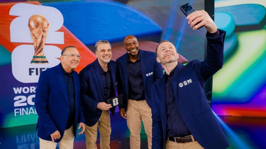 Tiago Leifert, Galvão Bueno, Mauro Beting e Wallace Mendonça tirando uma selfie nos bastidores da cobertura do sorteio da copa no SBT