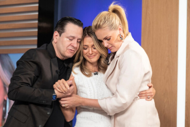 Ticiane Pinheiro abraçada a Celso Zucatelli e Ana Hickmann ambos chorando no estúdio do Hoje em Dia na RECORD