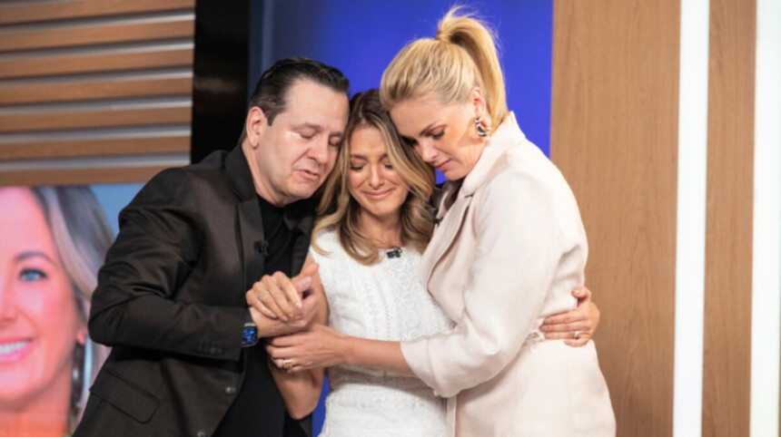 Ticiane Pinheiro abraçada a Celso Zucatelli e Ana Hickmann ambos chorando no estúdio do Hoje em Dia na RECORD