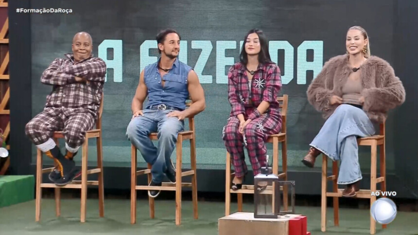 Toninho, Mesquita, Duda e Saory sentados no banquinho da Roça em A Fazenda