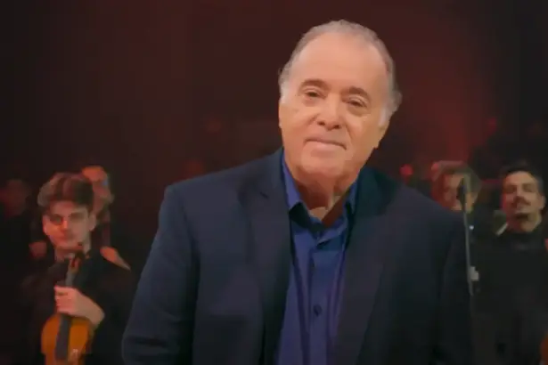 Tony Ramos em frente a orquestra na gravação do especial Novela Em Sinfonia