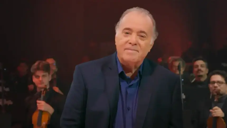 Tony Ramos em frente a orquestra na gravação do especial Novela Em Sinfonia