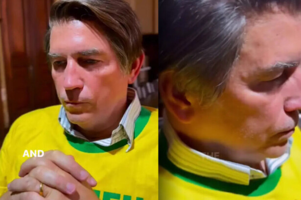 Jim Caviezel vestido com camisa da seleção brasileira e caracterizado como Jair Bolsonaro