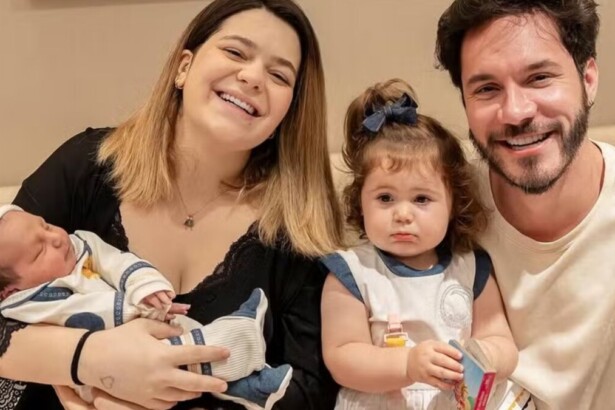 Viih Tube e Eliezer com os filhos Ravi e Lua no colo