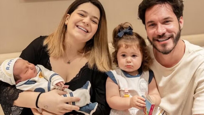 Viih Tube e Eliezer com os filhos Ravi e Lua no colo