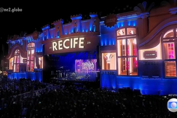 Palco da Virada Recife 2025 na orla da praia