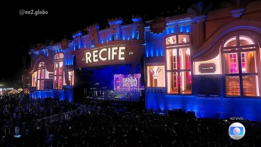 Palco da Virada Recife 2025 na orla da praia