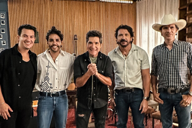 Daniel com Jads & Jadson e Hugo & Guilherme nos bastidores do Viver Sertanejo. Todos estão sorridentes