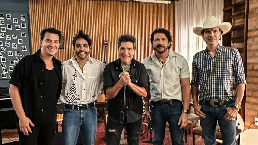 Daniel com Jads & Jadson e Hugo & Guilherme nos bastidores do Viver Sertanejo. Todos estão sorridentes