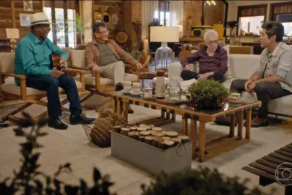 Mococa e Paraíso, Moacyr Franco e Daniel sentados no sofá da fazenda em gravação do Viver Sertanejo