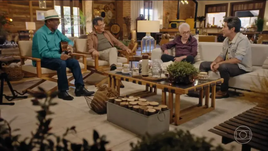 Mococa e Paraíso, Moacyr Franco e Daniel sentados no sofá da fazenda em gravação do Viver Sertanejo