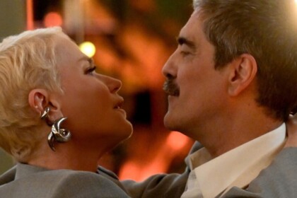 Xuxa e Junno Andrade, abraçados de frente, em clima de romance