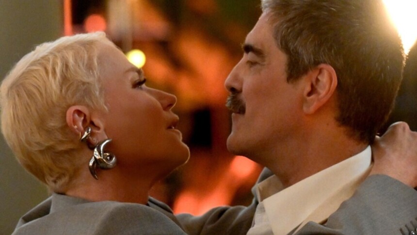Xuxa e Junno Andrade, abraçados de frente, em clima de romance